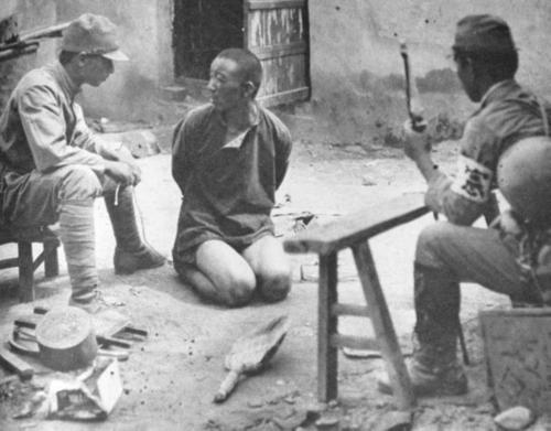 Офицеры Кемпейтай допрашивают китайского военнопленного. Маньчжурия, 1945 г.