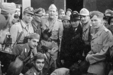 Немецкие десантники и итальянские солдаты гвардии дуче с Бенито Муссолини и Отто Скорцени. 12 сентября 1943 г.