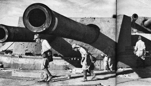 Солдаты осматривают захваченные британские орудия в Сингапуре. 1942 г.