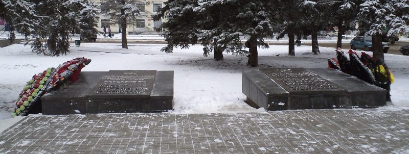 г. Гагарин. Братская могила №1 расположена в центре города на Красной площади, в которой захоронено останки 60 воинов и партизан.