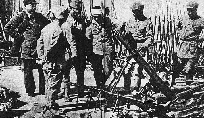 Японские солдаты сдаются в плен. Август 1945 г.