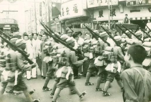 Китайская армия на улицах города. Август 1945 г.