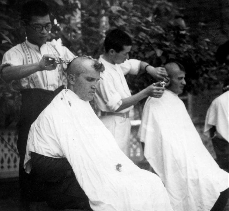 Японские парикмахеры бреют головы советским пленным, захваченным на Халхин-Голе. 1939 г. 