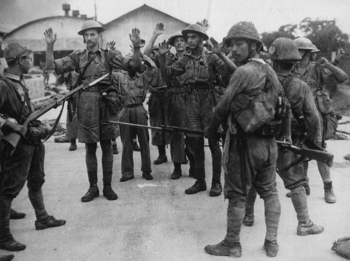 Японский солдат охраняет британских военнопленных. Сингапур 1942 г.
