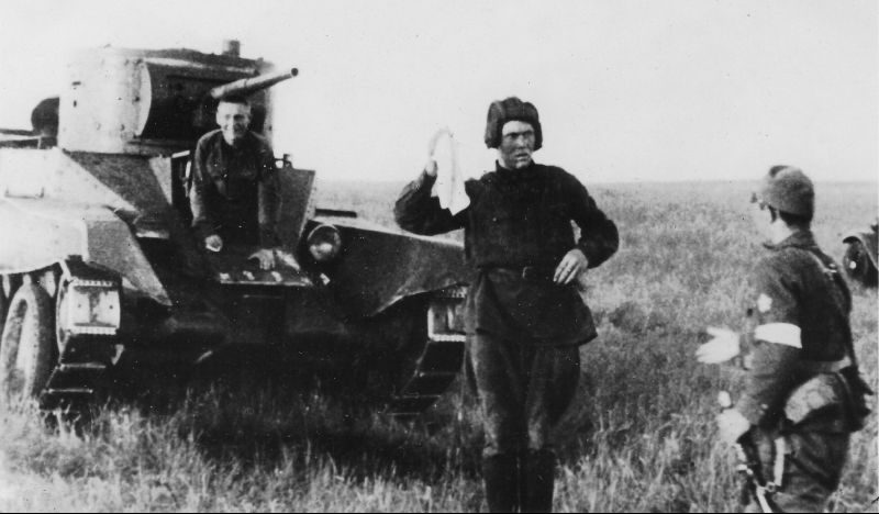 Экипаж советского танка сдается в плен на Халхин-Голе. 1939 г. 