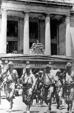 Японские солдаты маршируют по улицам Сингапура. Февраль 1942 г.