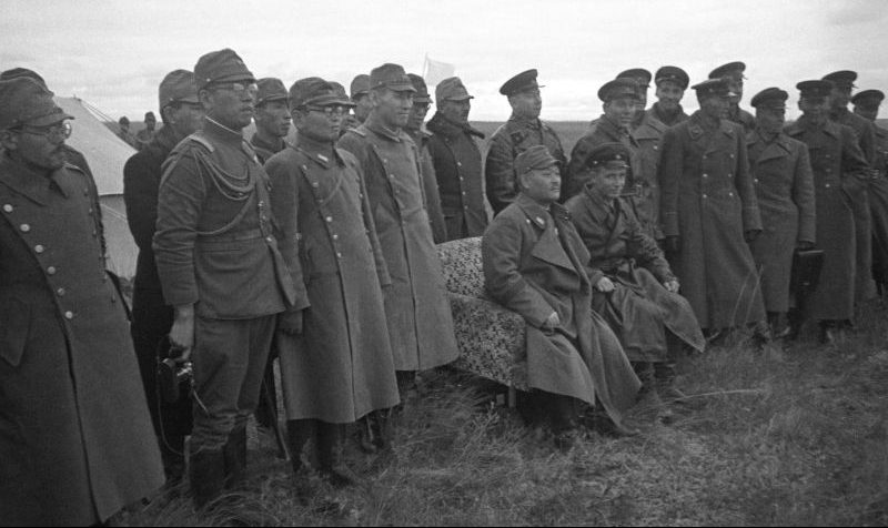 Советские и японские представители командования во время перемирия в районе реки Халхин-Гол. 1939 г.