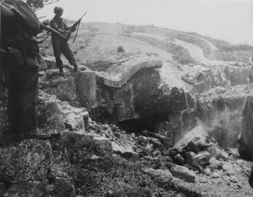 Американские солдаты e японского ДОТа на Окинаве. Апрель 1945 г.