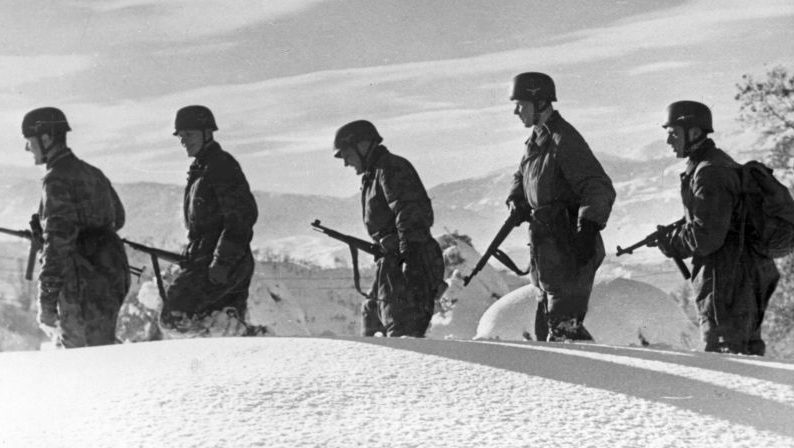 Немецкие парашютисты в итальянских горах. Февраль 1944 г.