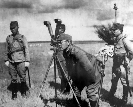 Японские офицеры, наблюдающие за фронтом. Номонхан, 1939 г.