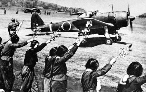 Школьницы провожают камикадзе в последний полет. 12 апреля 1945 г.