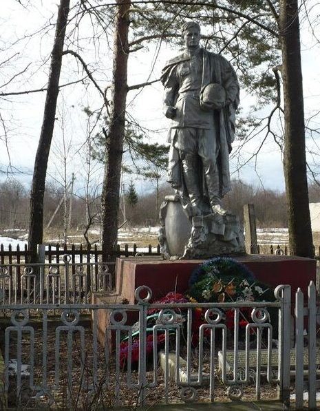д. Трунаево Духовщинского р-на. Памятник, установленный на братской могиле, в которой похоронено 830 советских воинов, погибших в 1943 году.