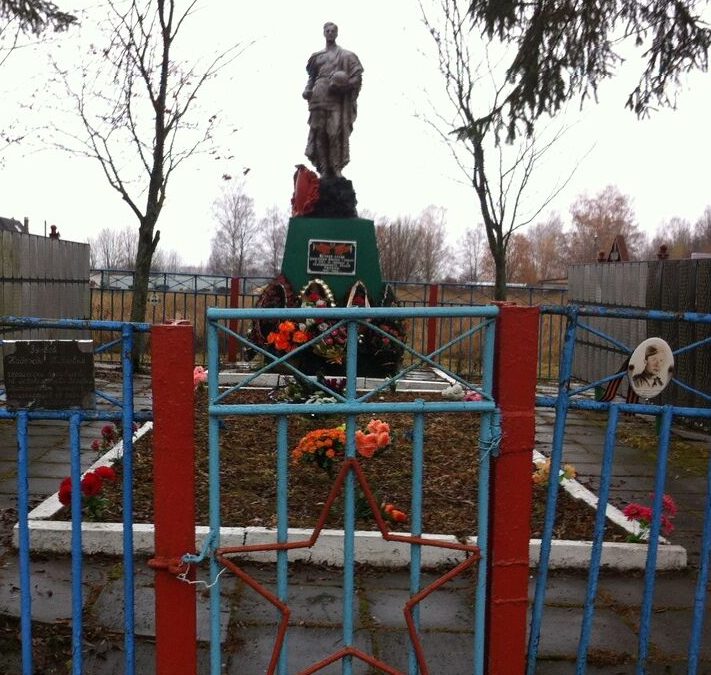 д. Митьково Гагаринского р-на. Памятник, установленный на братской могиле, в которой похоронено 967 советских воинов.
