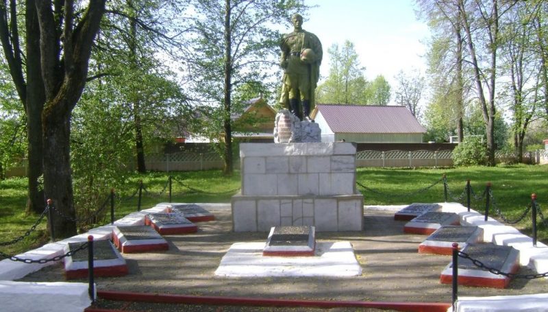 п. Монастырщина. Памятник, установленный в 1955 году на братской могиле воинов, в которой похоронено останки 114 советских воинов.