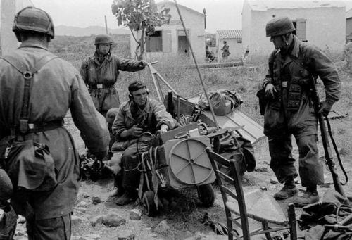 Немецкие десантники у подножия горы Монте-Кассино, Италия. Февраль 1944 г.
