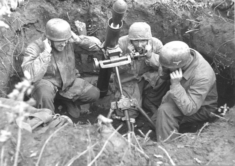 Немецкие десантники у подножия горы Монте-Кассино, Италия. Февраль 1944 г.