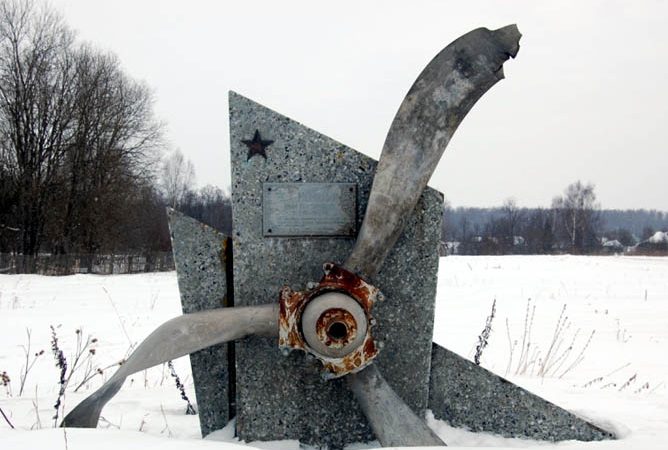 д. Петушки Гагаринского р-на. Памятник на месте гибели летчика Немятого И.П. зам. командира эскадрильи 519 иап, погибшего 7 августа 1942 года. 