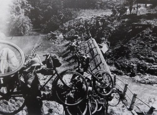 Японские солдаты с велосипедами переходят через разрушенный мост. Малая. 1942 г.
