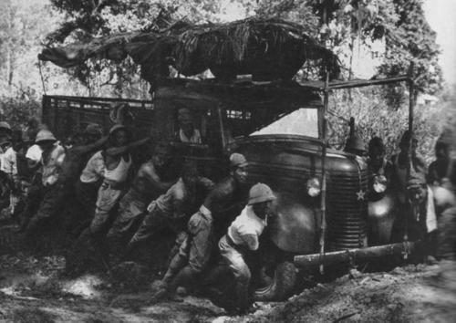 Японский грузовик в Малайе. 1942 г.