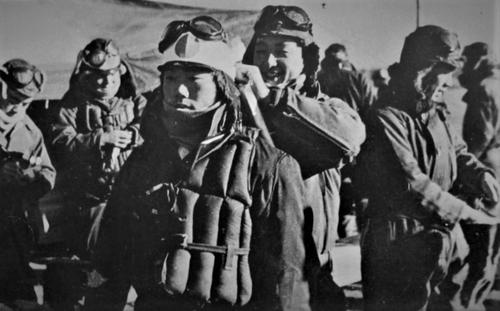 Японские пилоты-камикадзе готовятся к вылету. 1945 г.