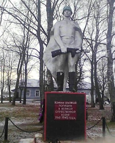 д. Раёвка Монастырщинского р-на. Памятник, установленный в 1970 году воинам-землякам, погибшим в Великой Отечественной войне. 