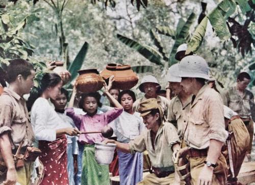 Местное население Британской Малайи приветствует японских солдат. Январь 1942 г.