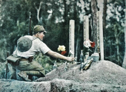 Японский солдат на могилах своих товарищей. Малая, 1942 г.