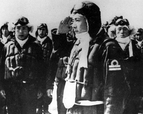 Японские пилоты-камикадзе готовятся к вылету. 1945 г.