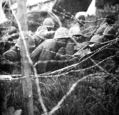 Войска пересекают заграждения из колючей проволоки. Филиппины 1942 г.