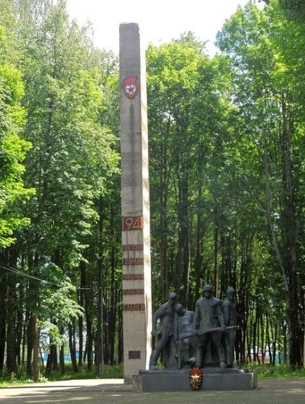 Обелиск и памятник первым советским гвардейцам - 100-й, 127-й, 153-й и 161-й стрелковым гвардейским дивизиям. 