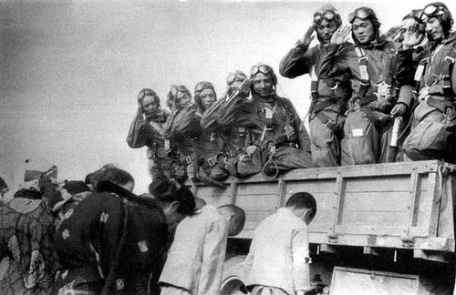 Проводы пилотов-камикадзе в последний полет. 1945 г. 