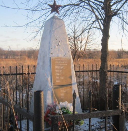 д. Рябцево Гагаринского р-на. Братская могила местных жителей, расстрелянных оккупантами.