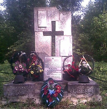  д. Дерново Новодугинского р-на. Братская могила 3-х испанских интернационалистов группы «Коминтерн», погибших в 1942 году.
