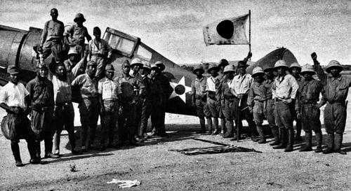 Японские солдаты у захваченного американского истребителя Буффало. Филиппины, 1942 г.