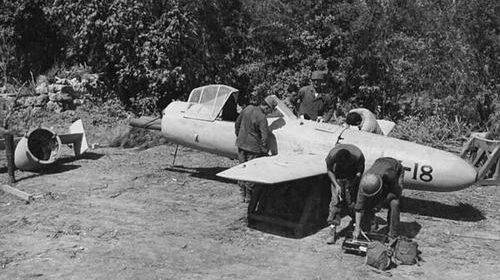 Самолет-снаряд «Yokosuka MXY7 Ohka» (крылатая бомба) с ракетным двигателем, управляемый пилотом-смертником. 1945 г. 