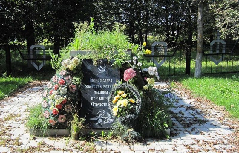 д. Самуйлово Гагаринского р-на. Братская могила, в которой захоронено 663 советских воина.
