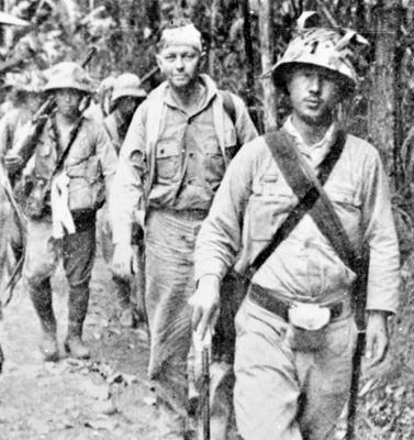 Японские солдаты ведут американского военнопленного. Филиппины, 1942 г.