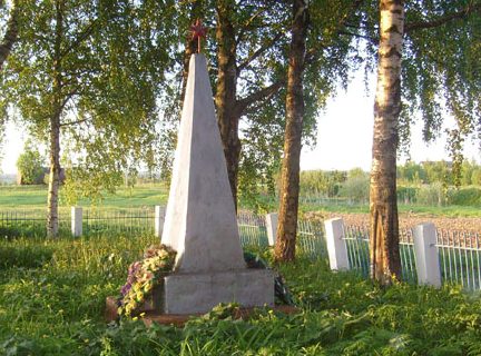 с. Днепровское Новодугинского р-на. Обелиск, установленный на братской могиле, в которой похоронено 808 советских воинов, погибших при освобождении района.