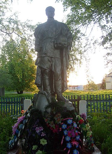 с. Днепровское Новодугинского р-на. Памятник, установленный на братской могиле, в которой похоронено 580 советских воинов, погибших при освобождении района. 
