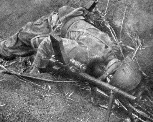Мертвый японский солдат. Иводзима, 1945 г. 