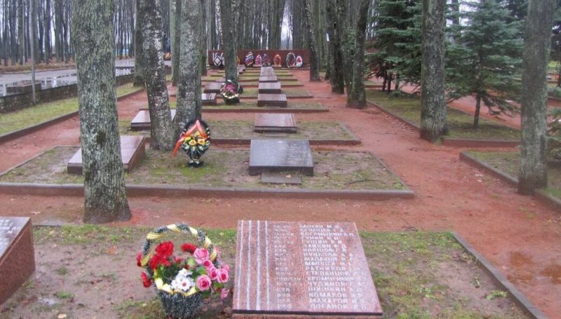 Воинские захоронения в Сквере боевой славы, где похоронено 7800 советских воинов.