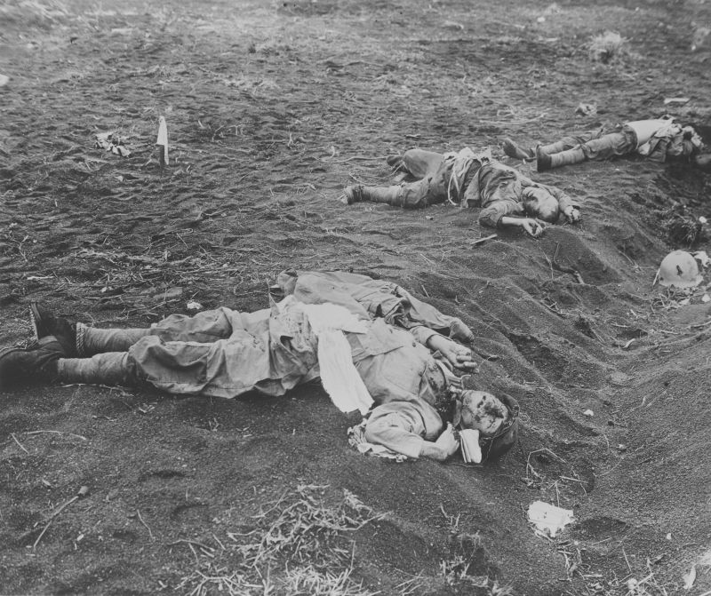 Японские солдаты, погибшие от артиллерийского огня армии США на Иводзиме. Февраль 1945 г. 