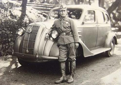 Японские офицеры и армейские автомобили. Китай 1939 г. 