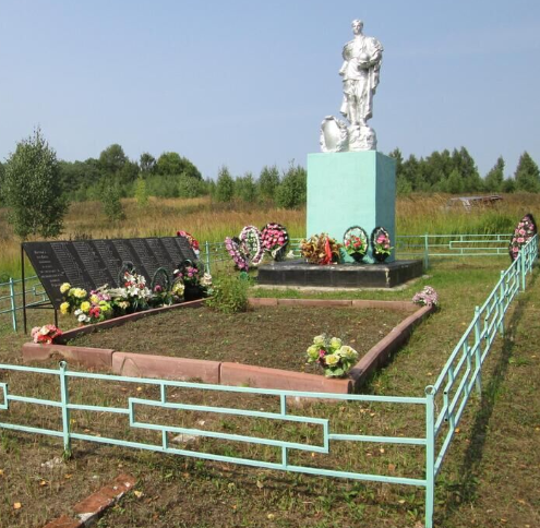 ур. Васильково Глинковского р-на. Памятник, установленный на братской могиле, в которой похоронено 175 советских воинов. 