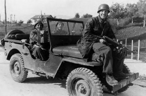 Захваченный десантниками американский джип Willys. Район Сент-Ло, лето 1944 г.