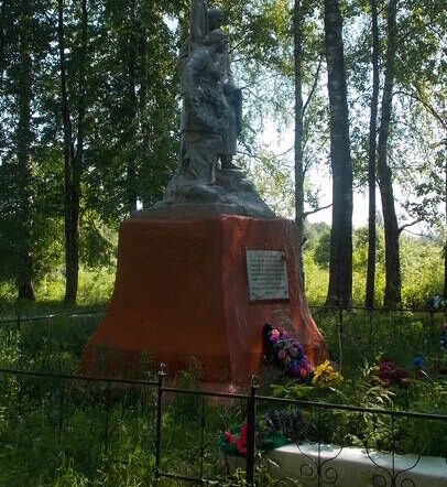 д. Домашенка Новодугинского р-на. Памятник, установленный на братской могиле, в которой похоронено 410 советских воинов, погибших в годы войны.