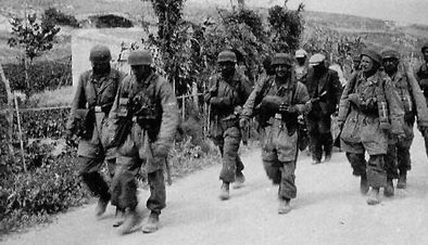 Солдаты-десантники у Сен-Ло. Лето 1944 г.
