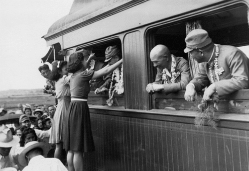 Филиппики вручают цветы японским офицерам. Манила, 1942 г. 