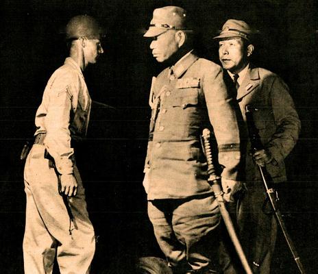 Японские офицеры при сдаче военной базы Куре в Японии. Август 1945 г.
