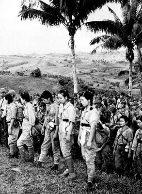 Японские медсестры и солдаты, сдавшиеся в плен, незадолго до капитуляции Японии в 1945 году.